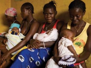 TThe prevalence of FGC and its life-long effects keep Sierra Leone at the bottom of the world tables for infant mortality and maternal survival. The luckier of the country’s young mothers are able to take their babies for check-ups at facilities like the Kroo Bay Community Health Centre. Photo via Save the Children.