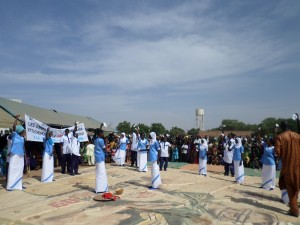 Young people performing at the abandonment declaration in Velingara-Ferlo